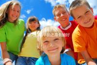 嬰兒打嗝平躺還是側躺好？抱起來喂點水才最推薦